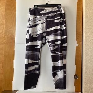 Claire Desjardins Garden Pocket Legging - BLK/WHT SZ XL